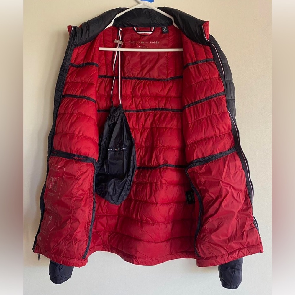 Tommy Hilfiger Men's Black and Red Puffer Jacket
